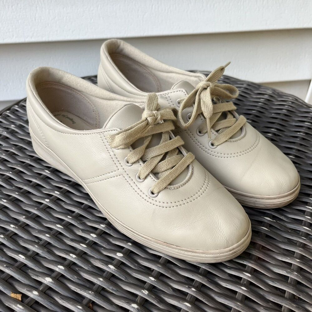 GRASSHOPPERS Women's Ashland Smooth Ortho Comfort Tennis Sneaker, Tan- Size 9